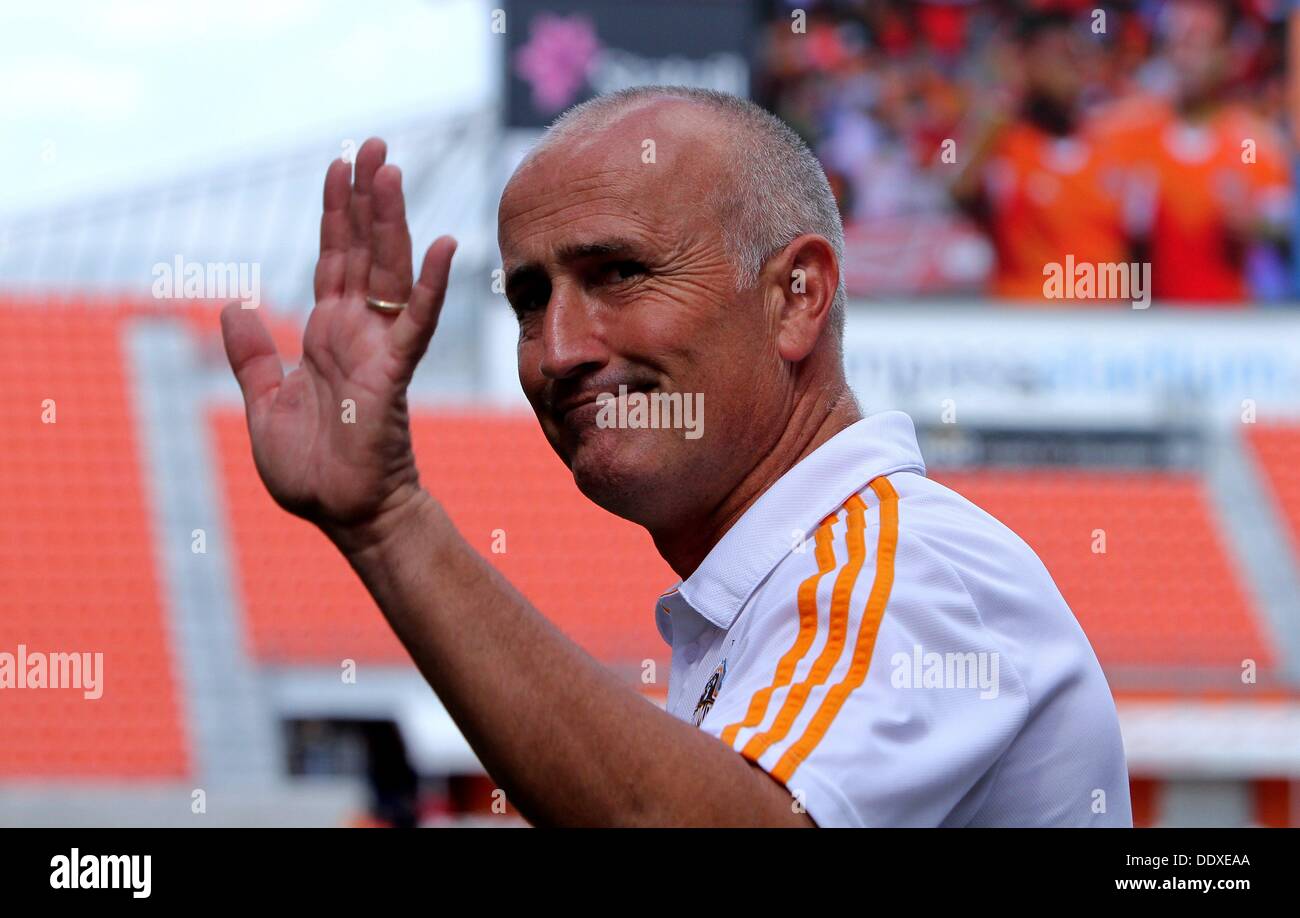 Houston, Texas, USA. Sep 8, 2013. 08 SEP 2013 : Dynamo de Houston l'entraîneur-chef Dominic Kinnear vagues pour les fans avant le match de saison régulière MLS Houston Dynamo entre le et le New York Red Bulls de stade BBVA Compass à Houston, TX. Credit : csm/Alamy Live News Banque D'Images