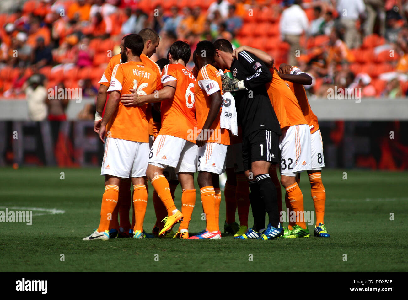 Houston, Texas, USA. Sep 8, 2013. 08 SEP 2013 : Le Dynamo de Houston starters s'entasser avant coup d'envoi du match de saison régulière MLS Houston Dynamo entre le et le New York Red Bulls de stade BBVA Compass à Houston, TX. Credit : csm/Alamy Live News Banque D'Images