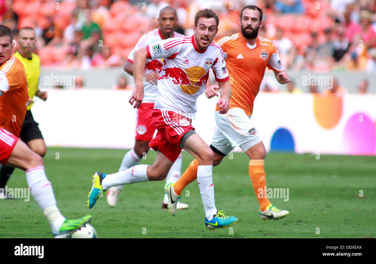 Houston, Texas, USA. Sep 8, 2013. 08 SEP 2013 : New York Red Bulls terrain Eric Alexander # 12 cris pour la balle pendant la coupe vers l'objectif au cours de la saison régulière MLS match entre les Houston Dynamo et les New York Red Bulls de stade BBVA Compass à Houston, TX. Credit : csm/Alamy Live News Banque D'Images