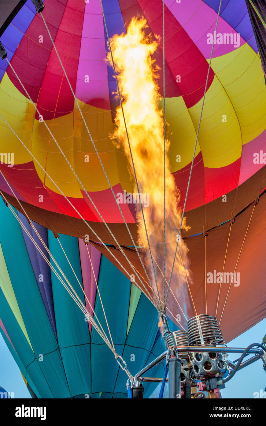 Jusqu'à dans un ballon à air chaud avec le feu Banque D'Images