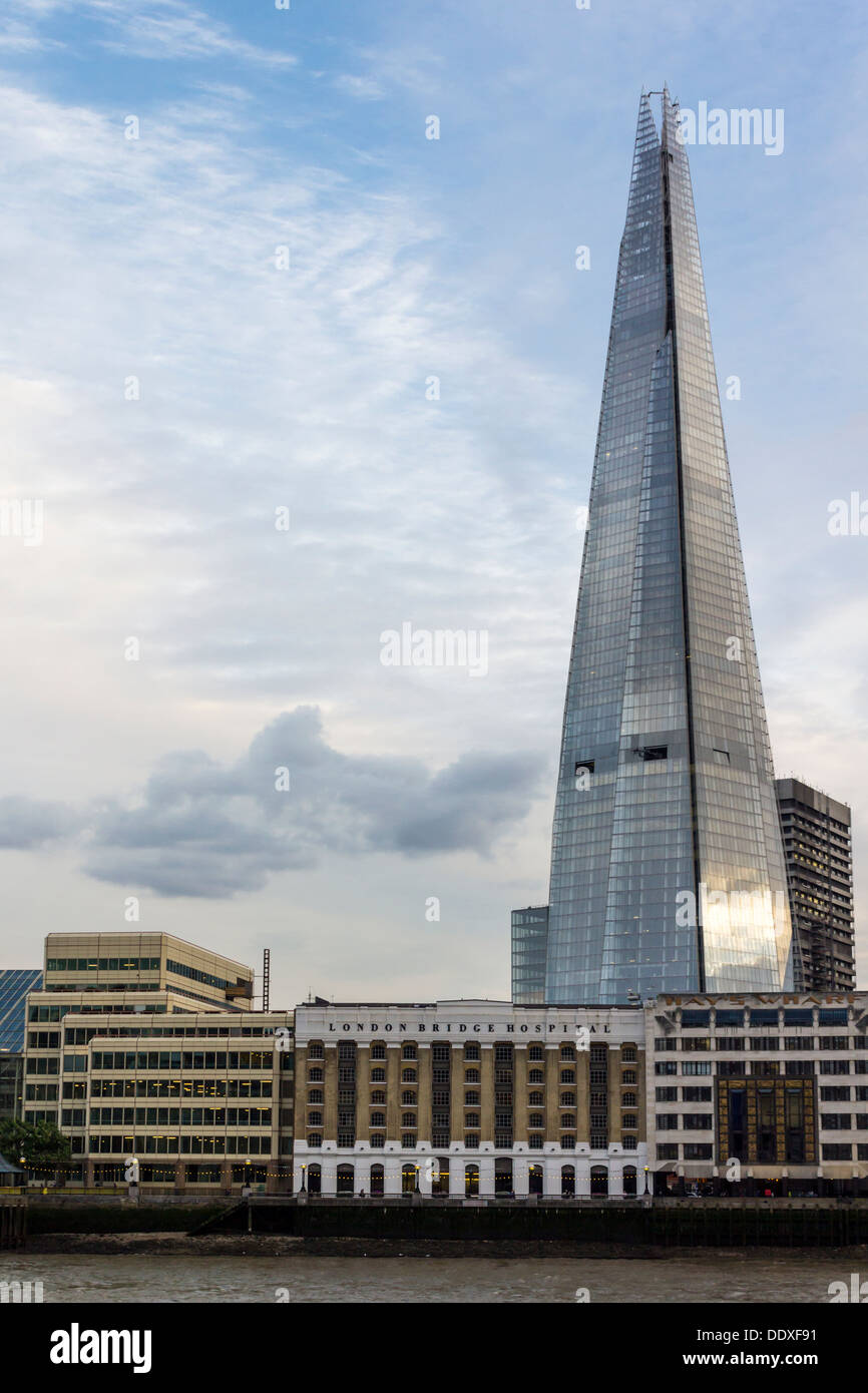 Le Shard (aka le Shard London Bridge, et anciennement London Bridge Tower) et London Bridge à partir de l'hôpital de l'autre côté de la Tamise Banque D'Images