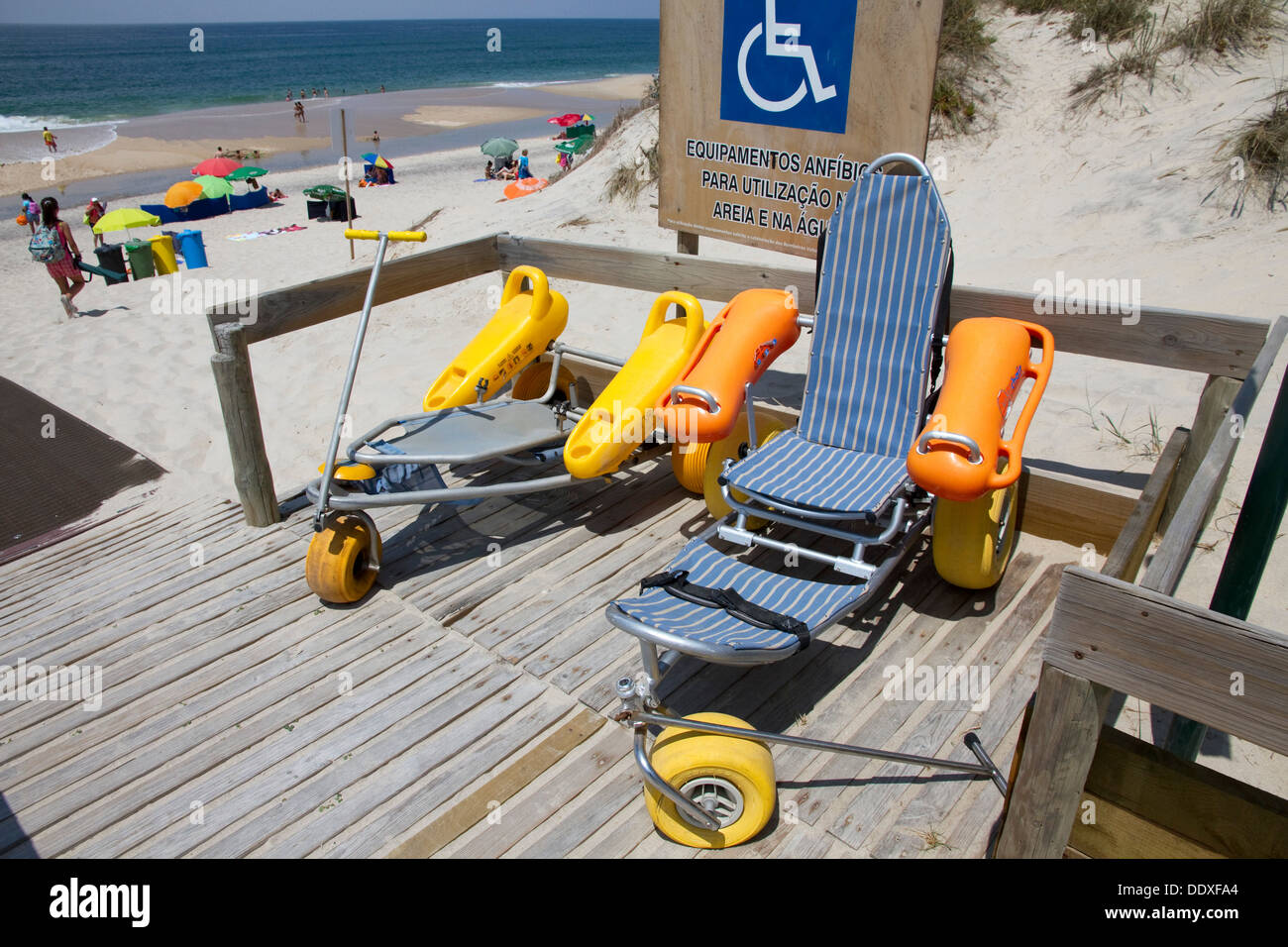 Beach wheelchair Banque de photographies et d'images à haute résolution -  Alamy