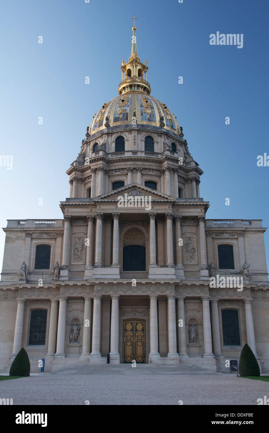 La façade de l'Eglise du Dome de Saint-Louis-des-Invalides, à Paris. Ce brillant chef d'oeuvre du baroque abrite aujourd'hui le tombeau de Napoléon. Monuments de France. Banque D'Images