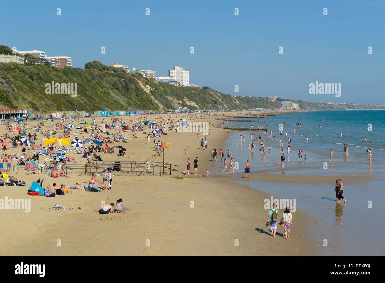 Un plan d'ensemble de la plage de Bournemouth prises à partir de la jetée en été dans le sud du comté de Dorset. Banque D'Images