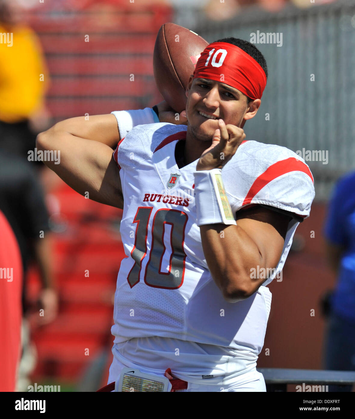 Piscataway, New Jersey, USA. 7e août, 2013. Rutgers' quarterback Gary Nova (10) se réchauffe sur la ligne de côté dans la première moitié au cours d'une conférence non-match de football entre les Chevaliers et la Rutgers Scarlet Norfolk State Spartans à haut niveau des solutions Stadium à Piscataway, New Jersey. Battu Rutgers Norfolk State 38-0. Credit : csm/Alamy Live News Banque D'Images