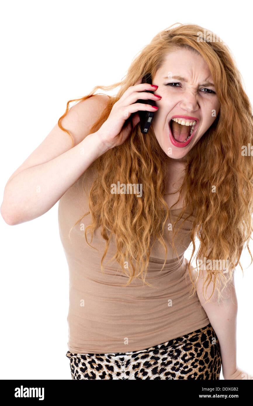 Parution du modèle. en colère jeune femme à l'aide de téléphone mobile Banque D'Images