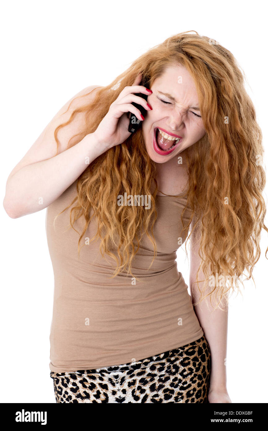 Parution du modèle. en colère jeune femme à l'aide de téléphone mobile Banque D'Images