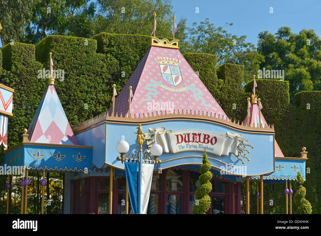 Disneyland, Dumbo the Flying Elephant tente de cirque, Magic Kingdom, Fantasyland, Anaheim, Californie Banque D'Images