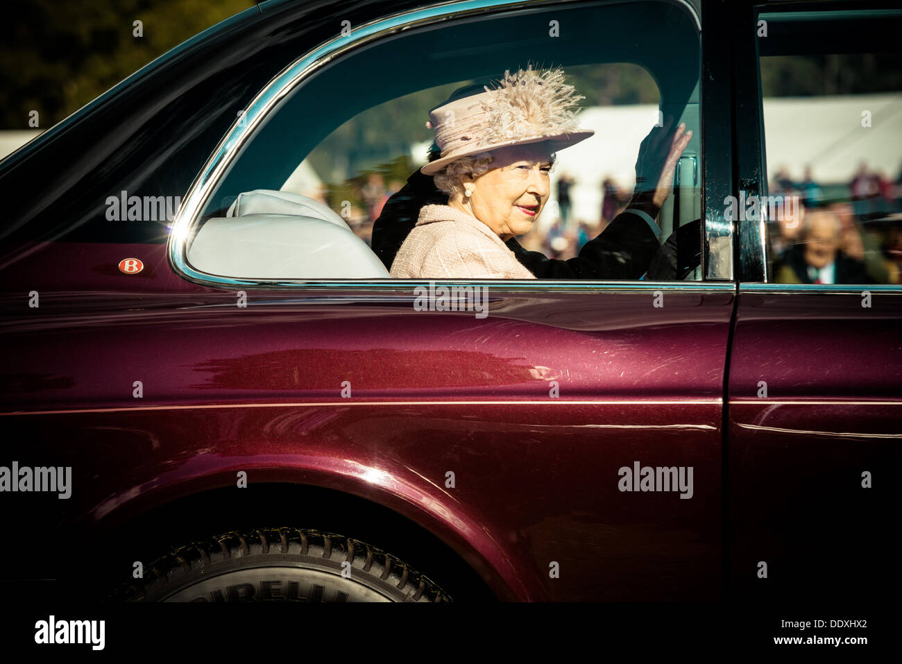 Braemar, Ecosse, Royaume-Uni. 7 septembre 2013 : Sa Majesté La Reine quitte l'Assemblée Braemer Highland Games à la Princesse Royale et le duc de Fife Memorial Park Banque D'Images
