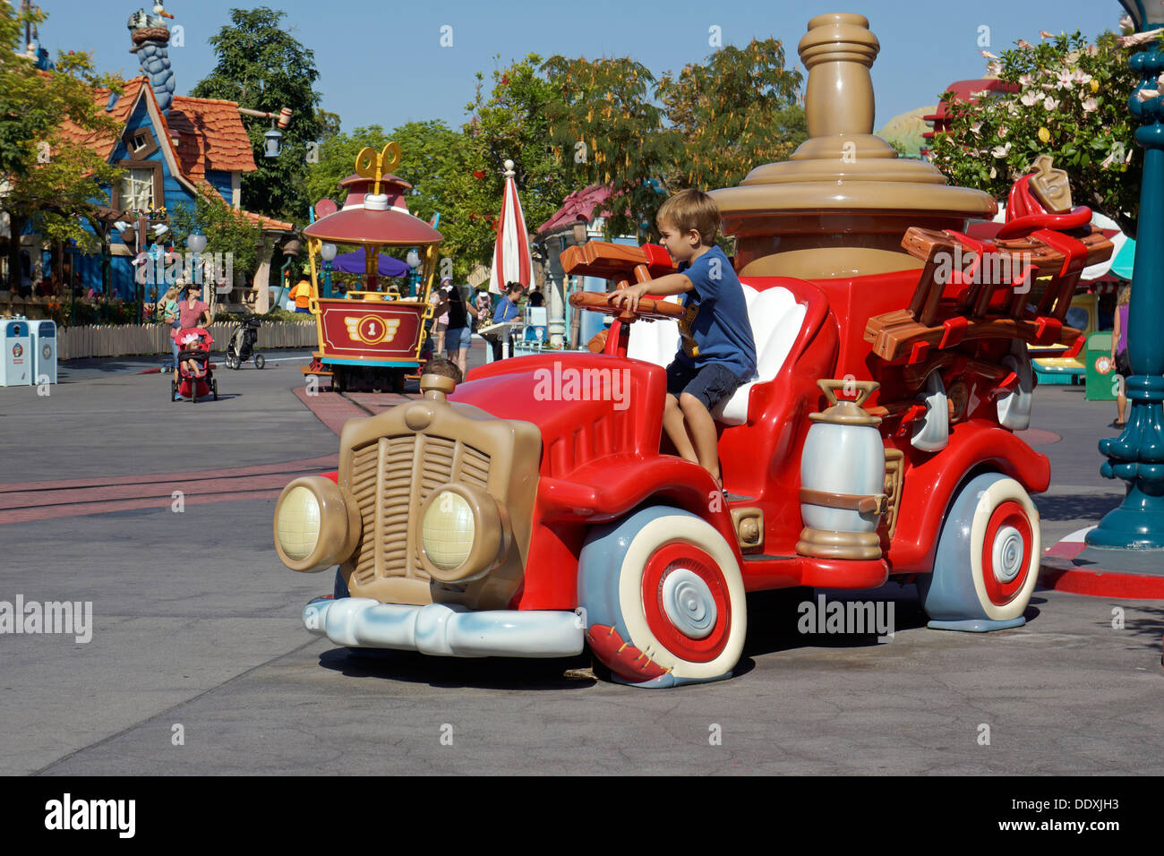 Enfant jouant sur la voiture rouge, Toontown, Disneyland, Fantasyland, Magic Kingdom, Anaheim en Californie Banque D'Images