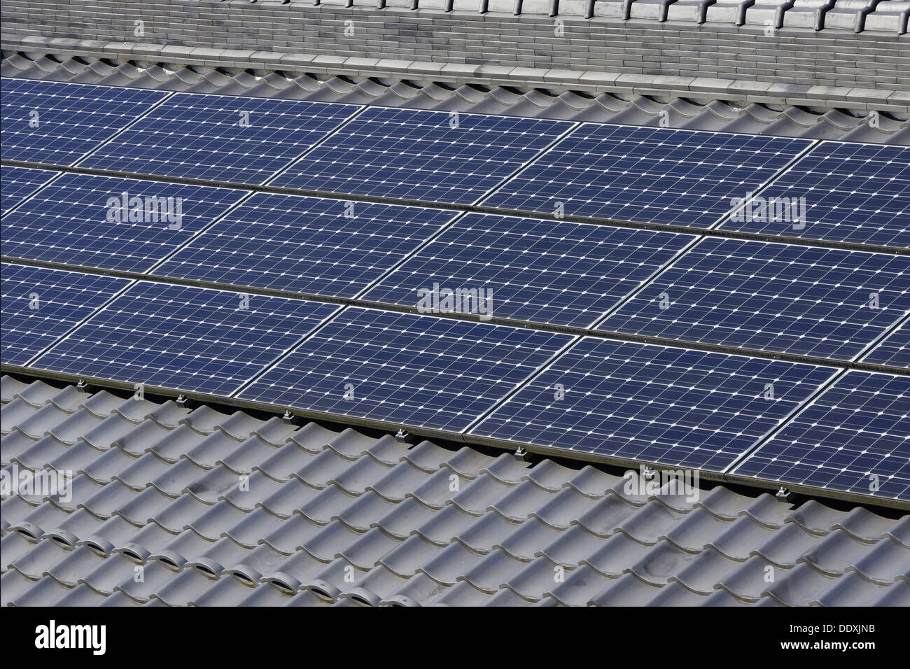 Des panneaux solaires sur toit Banque D'Images