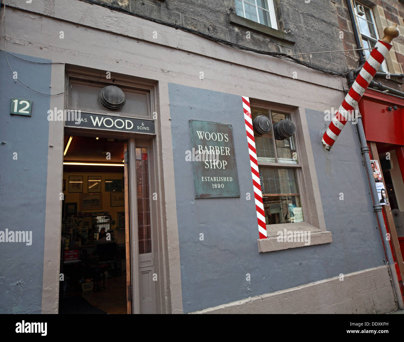 Barbers traditionnels établis en 1890, Woods Barber Shop, 12 Drummond St, Édimbourg EH8 9TU Banque D'Images