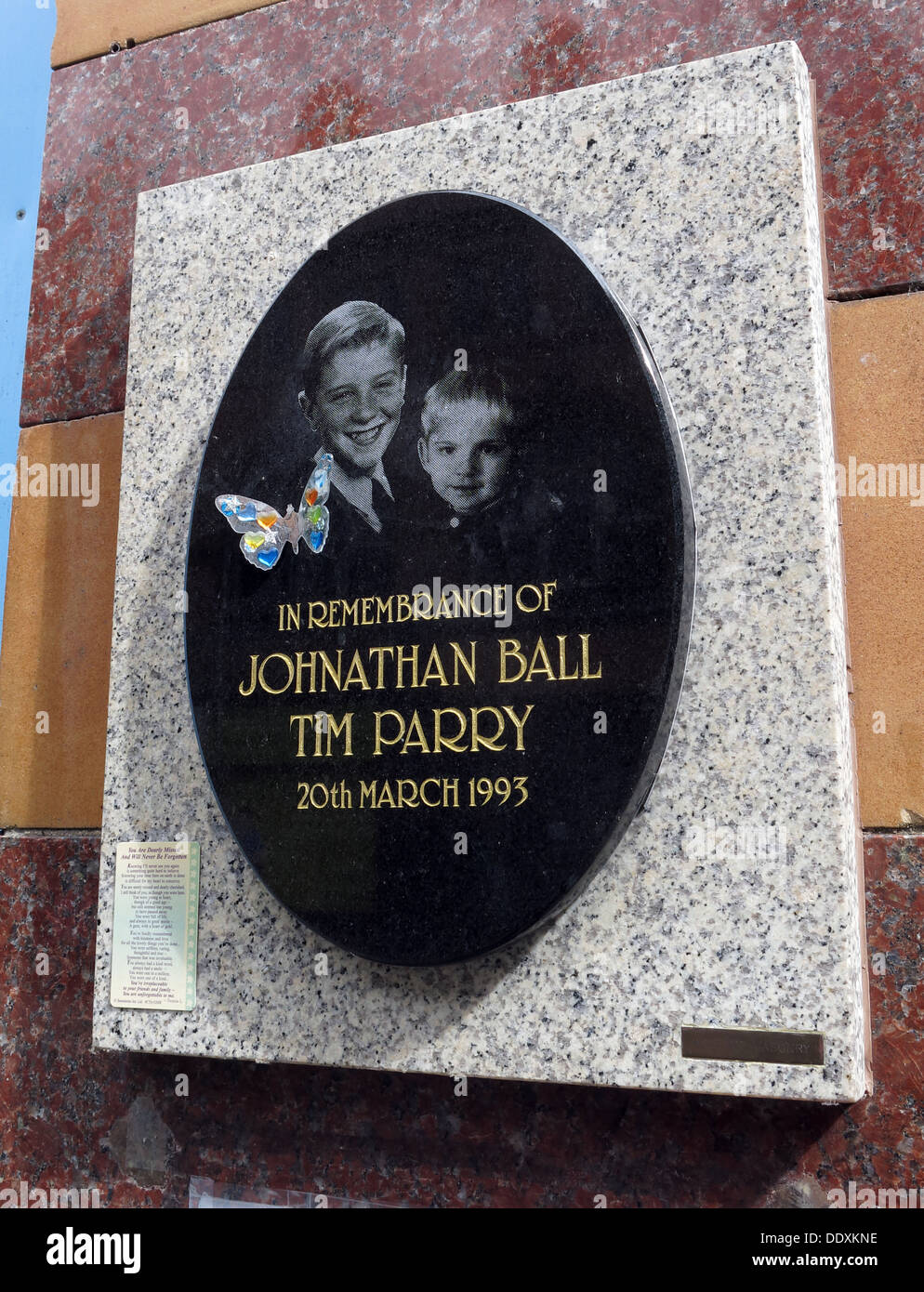 Plaque commémorative à Jonathon ball et Tim Parry, enfants victimes de la bombe de l'IRA à Warrington 20/03/1993, Cheshire, Royaume-Uni (Mémorial de remplacement) Banque D'Images