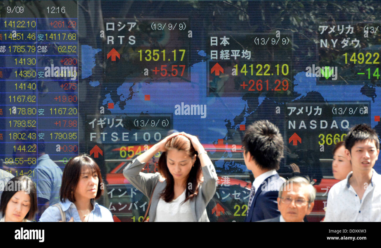6 septembre 2013, Tokyo, Japon - japonais stocks sauter plus haut à la Bourse de Tokyo marché du lundi, 6 septembre 2013, à la faveur de sa soumission gagnante de Tokyo pour accueillir les Jeux Olympiques de 2020, lumineux nouvelles pour la construction et l'immobilier des collectivités. L'indice Nikkei 225 index, qui a chuté 1,45  % le vendredi, ouvert de 2.03  % et élargi son gain 390,21 points à 14 251,02 dans les premières minutes de l'échange avant de venir jusqu'à 14 122,10 dans la matinée d'émission. (Photo de Natsuki Sakai/AFLO) Banque D'Images
