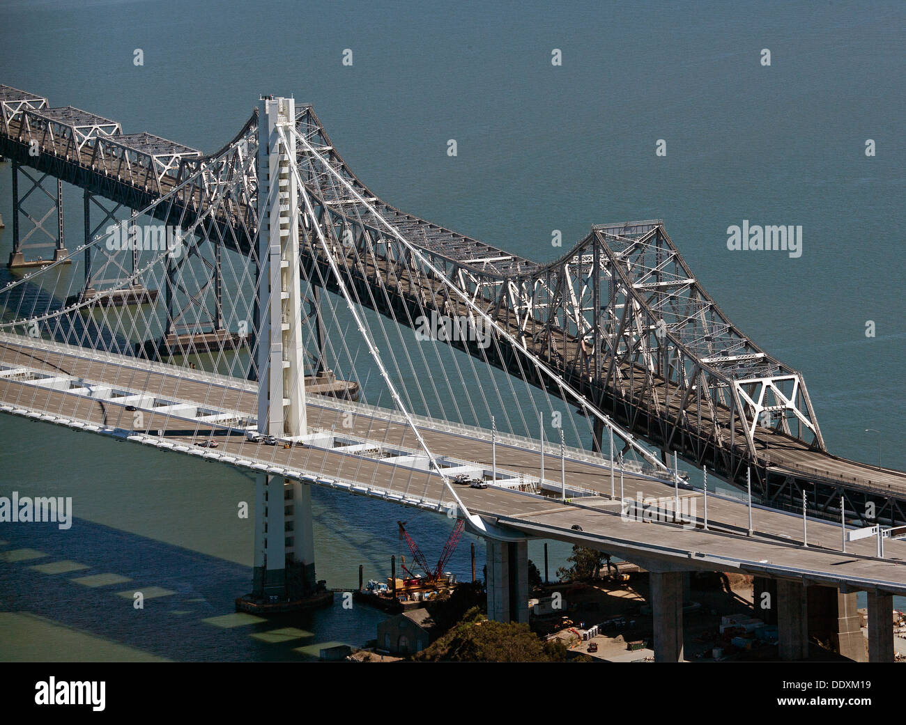 Photographie aérienne de l'ancien et le nouveau s'étend de San Francisco Oakland Bay Bridge Banque D'Images