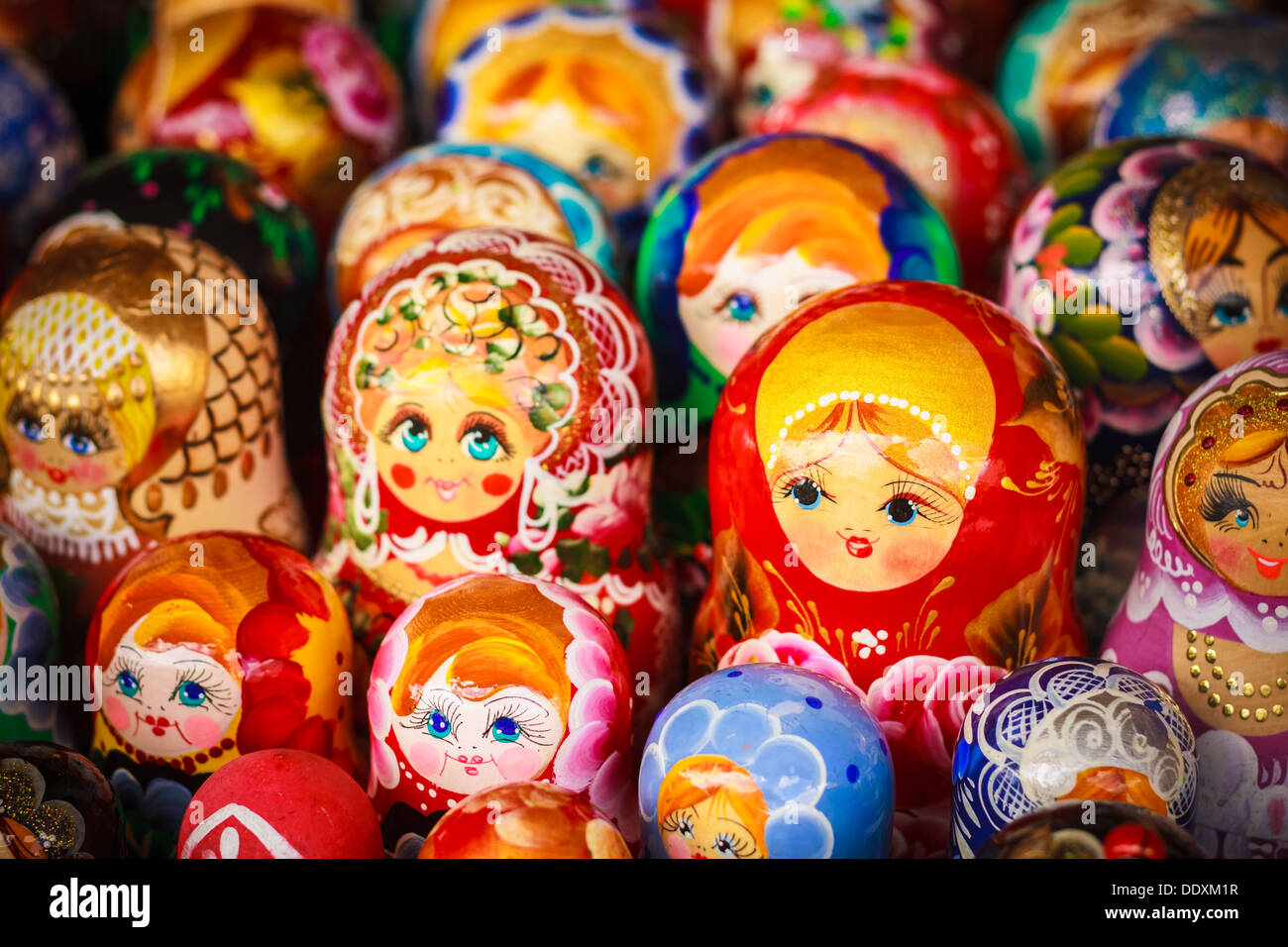 Des poupées russes d'emboîtement matreshka au marché. Nidification Matrioshka dolls sont les souvenirs les plus populaires de la Russie. Banque D'Images