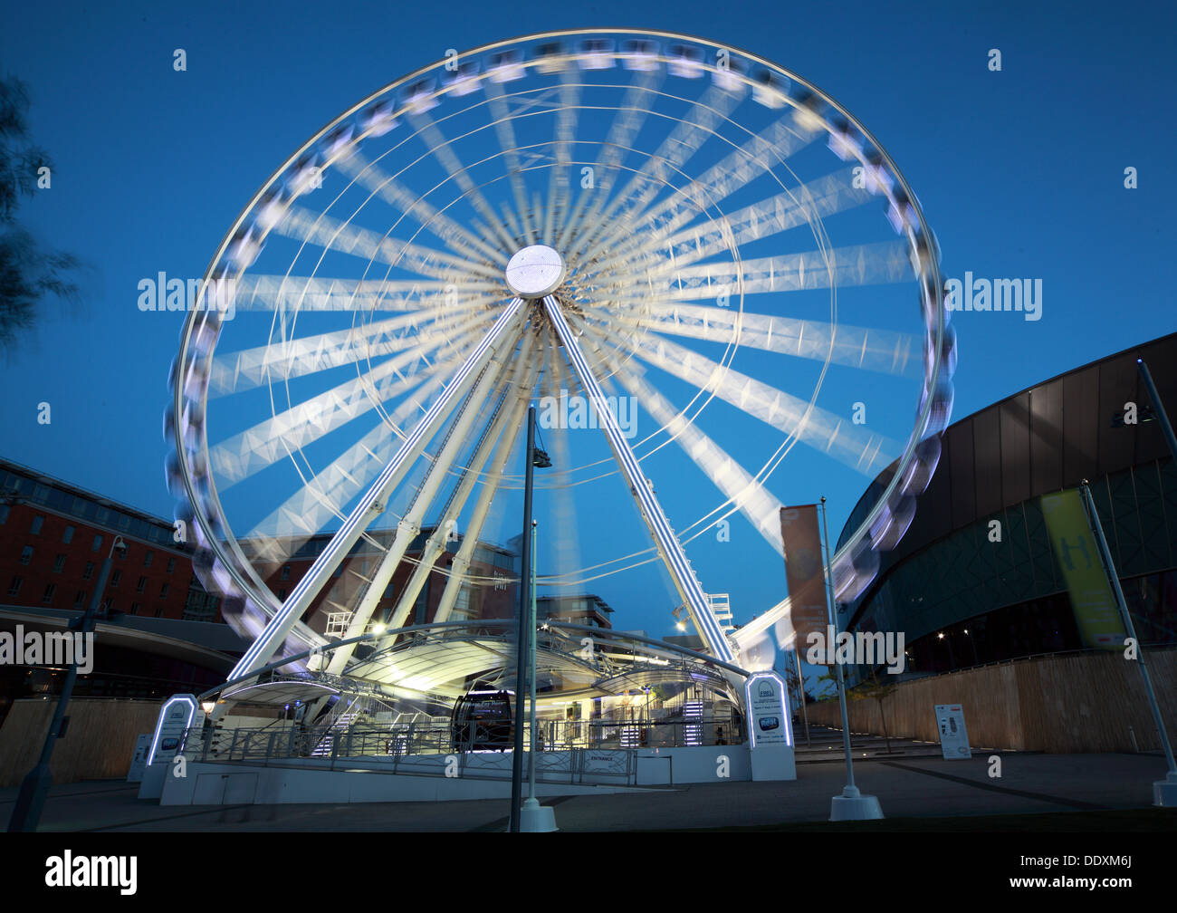 La roue de l'écho à l'Albert Dock à Liverpool Merseyside England UK de nuit Banque D'Images