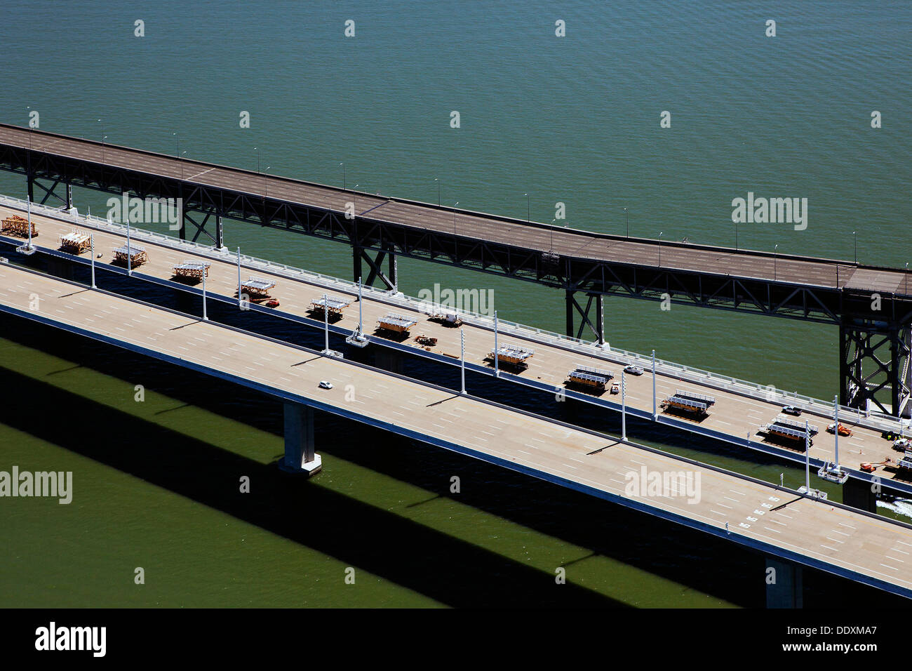 Photographie aérienne de camions à benne à San Francisco Oakland Bay Bridge et de l'est nouveau span Banque D'Images