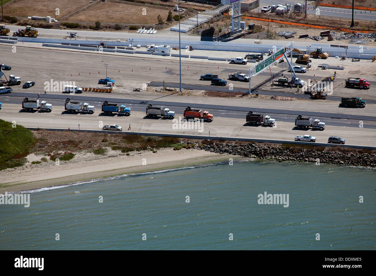 Photographie aérienne de camions à benne à San Francisco Oakland Bay Bridge construction le 30 août 2013 Banque D'Images