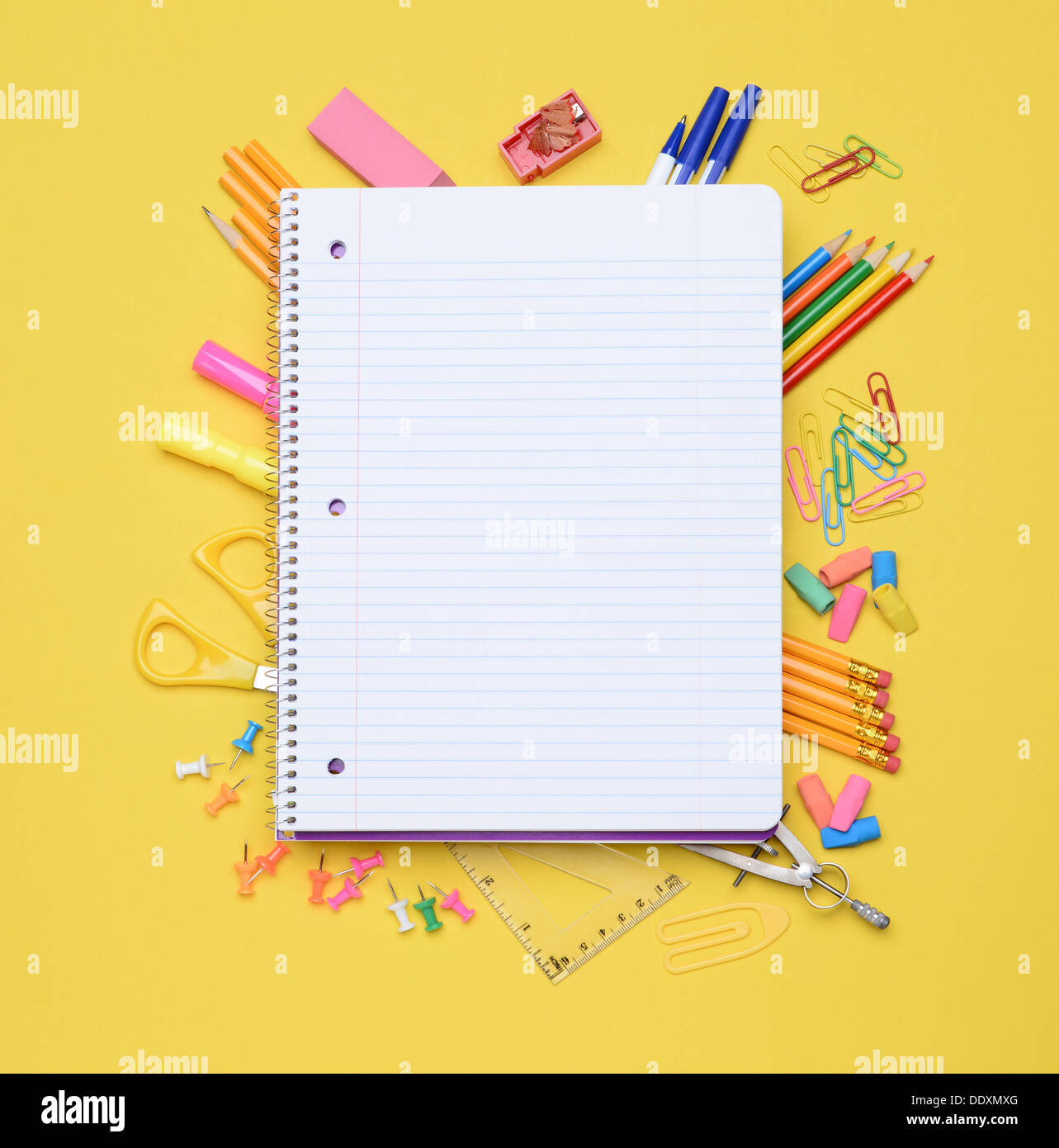 Ouvrir un carnet à spirales portant sur un assortiment de fournitures scolaires. Concept Retour à l'école. Banque D'Images
