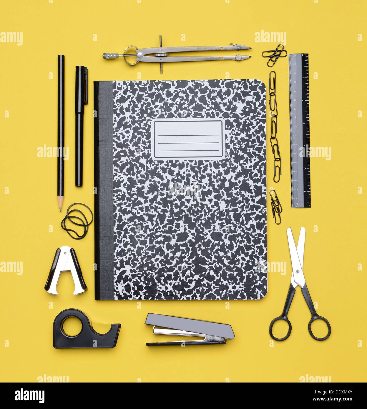 Un livre thème fermé entouré de fournitures scolaires. Concept Retour à l'école. Banque D'Images
