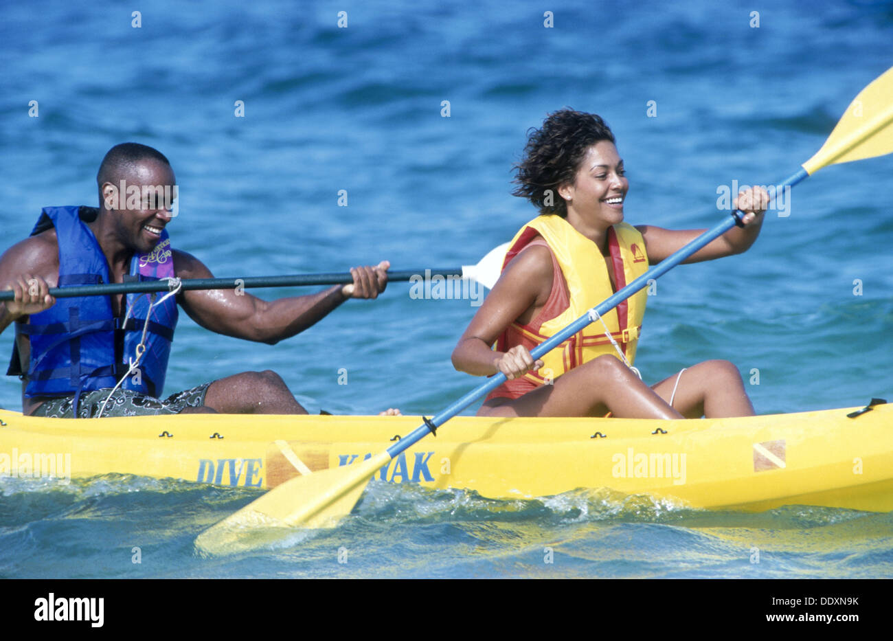 Un tandom couple paddling kayak Banque D'Images