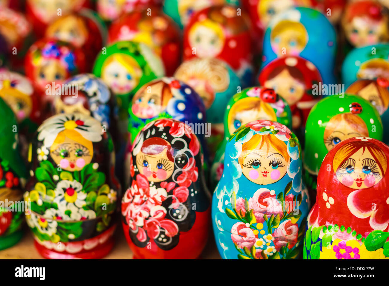 Des poupées russes d'emboîtement matreshka au marché. Nidification Matrioshka dolls sont les souvenirs les plus populaires de la Russie. Banque D'Images