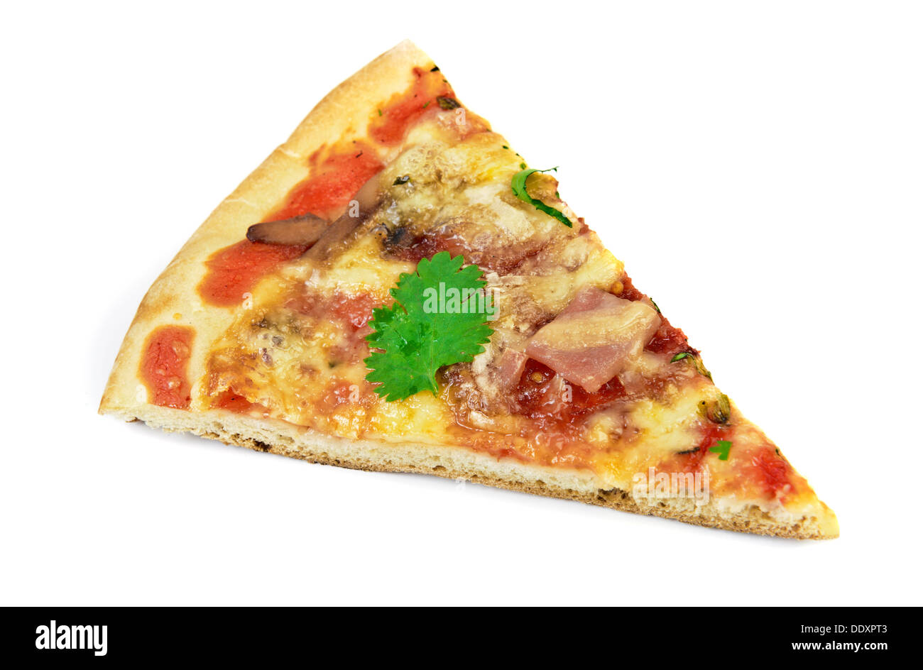 Tranche de lard pizza partie, champignons et tomates aux herbes isolated over white Banque D'Images