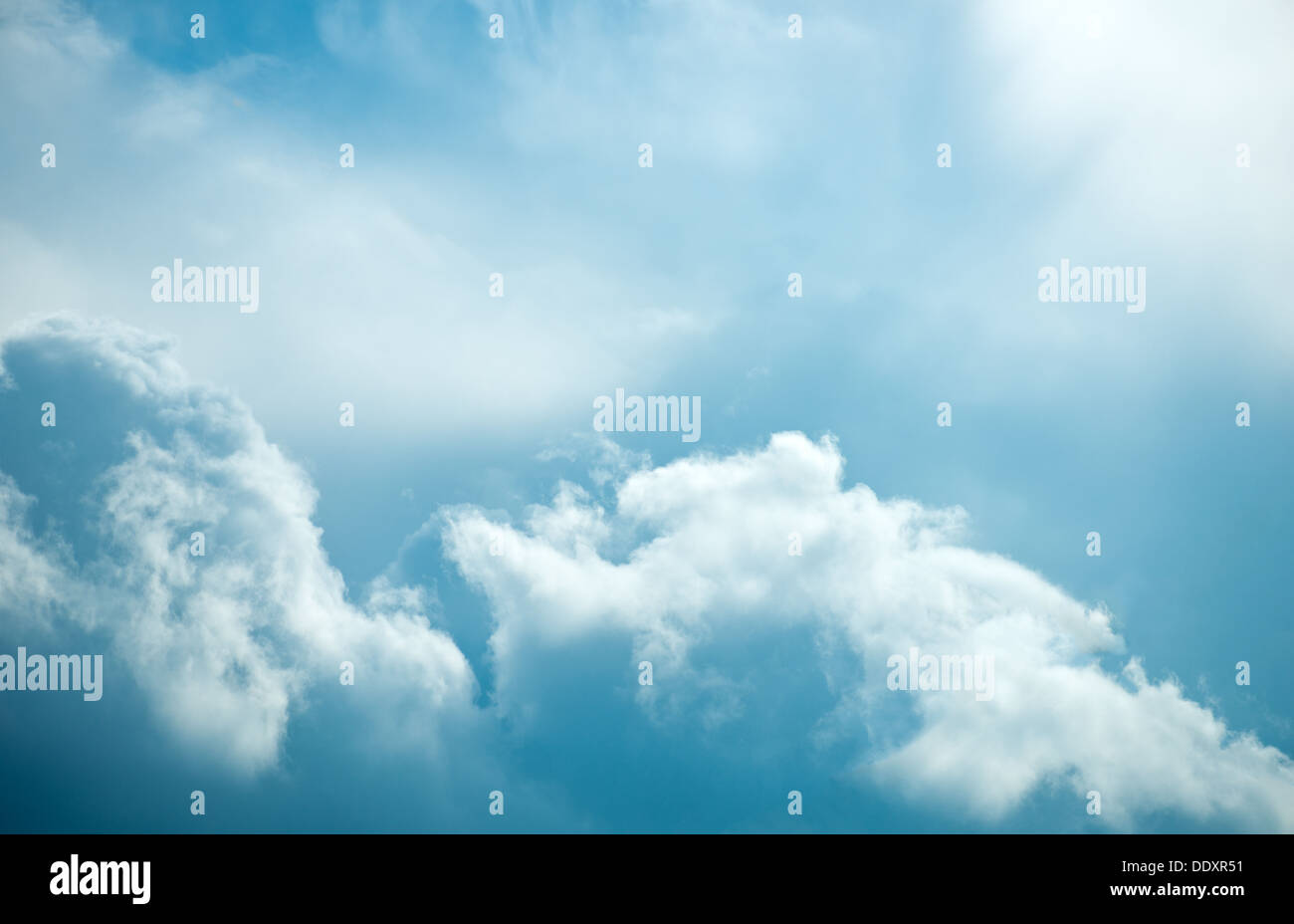 Nuages dans le ciel bleu Banque D'Images
