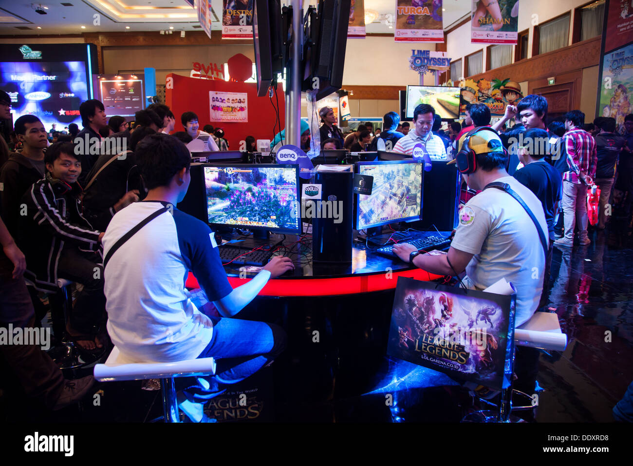 Jakarta, Indonésie, le 8 septembre 2013 : Plusieurs visiteurs à jouer à des jeux vidéo sur l'un de l'Est de l'Indo Game Show 2013 événement. Banque D'Images