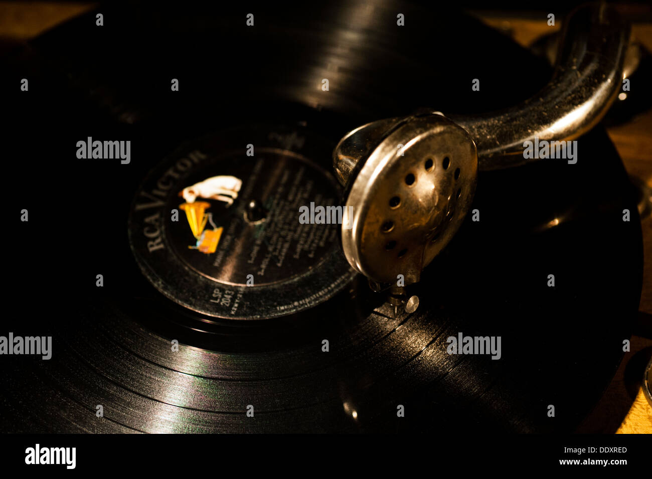 Antique Phonograph record player lecture d'un enregistrement RCA Victor Banque D'Images
