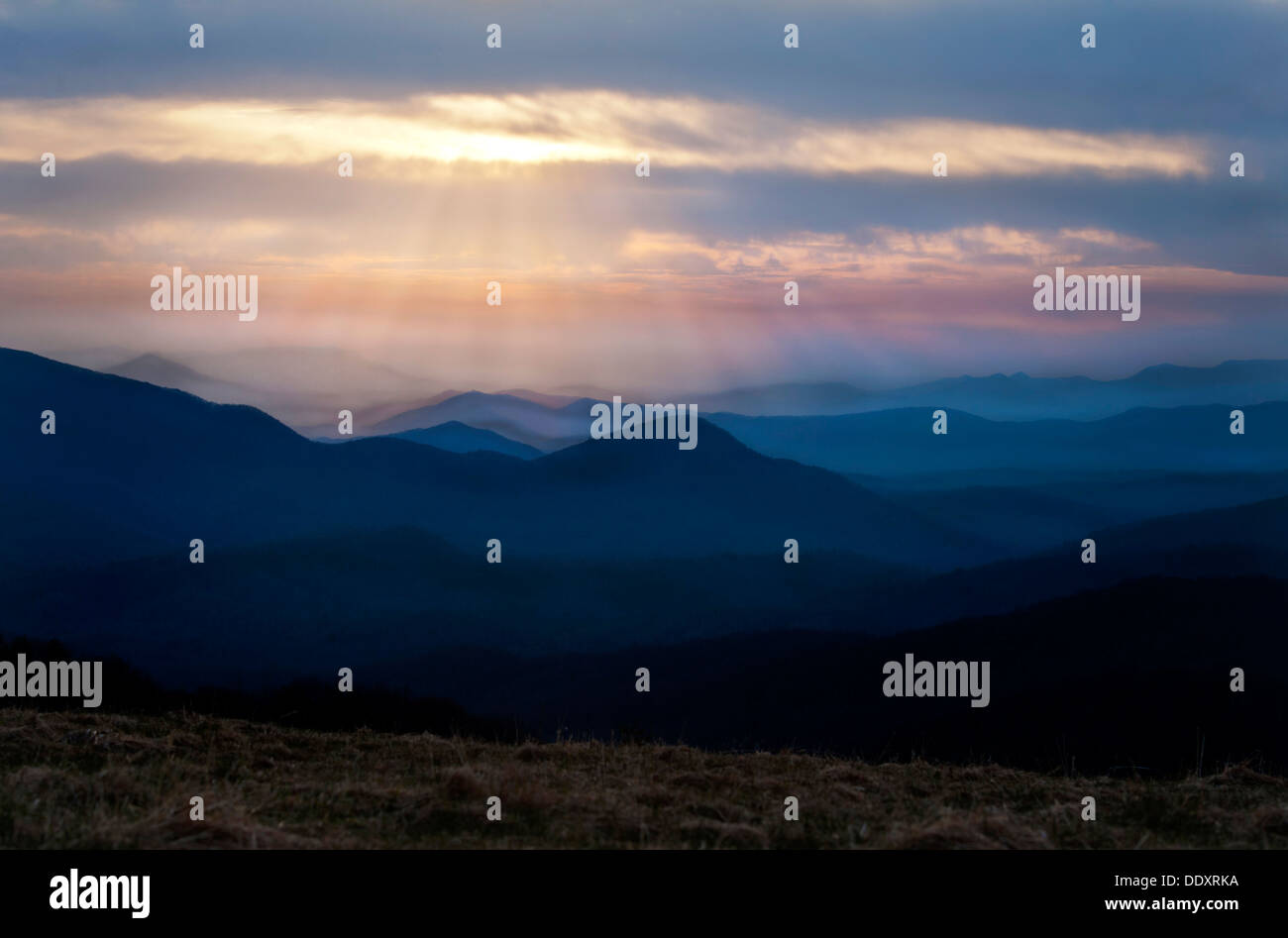Les rayons du soleil qui brille sur la montagne dans l'ouest de la Caroline du Nord. Banque D'Images
