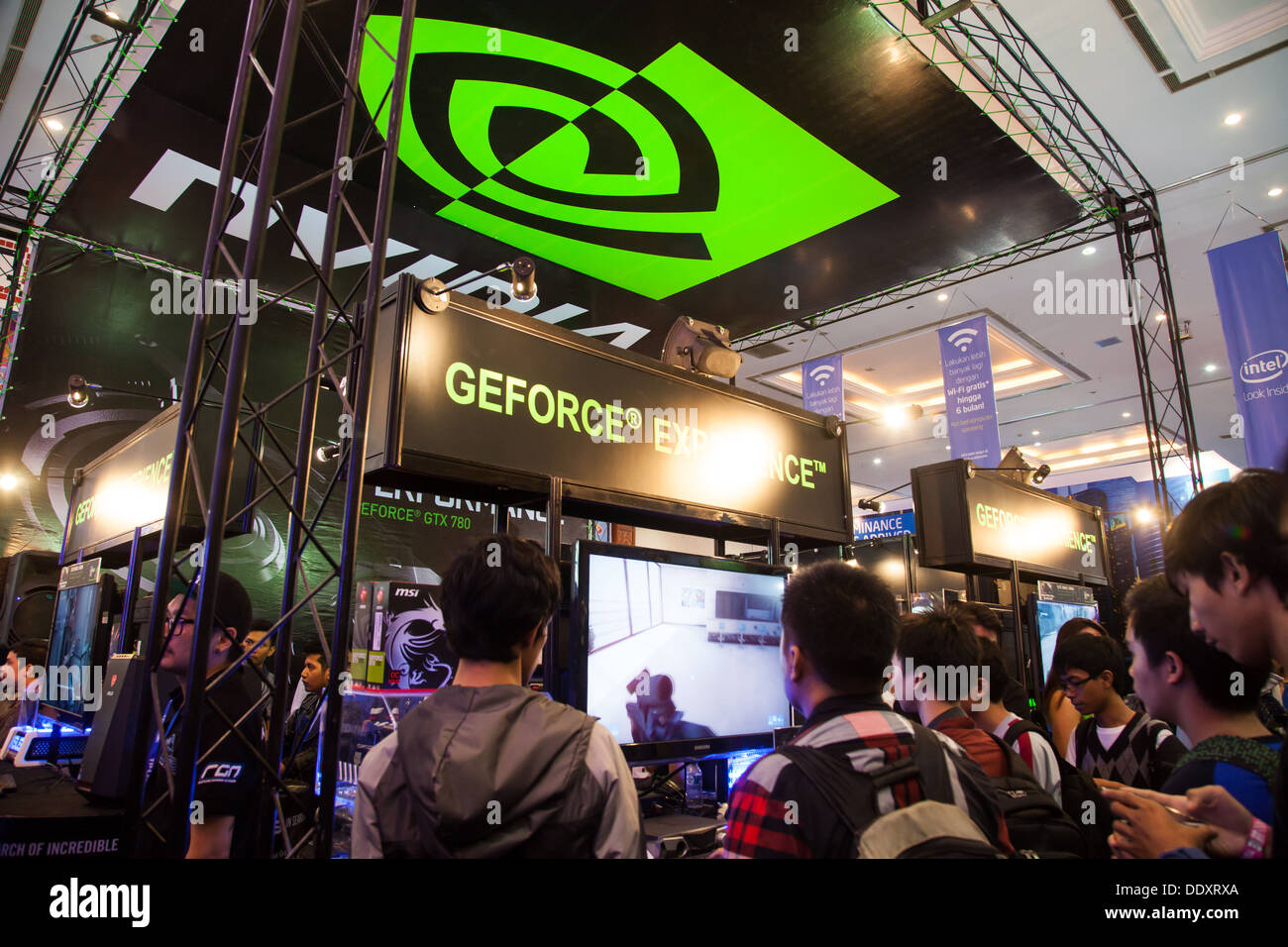 Jakarta, Indonésie, le 8 septembre 2013 : les visiteurs des dernières technologies GPU de NVIDIA dans l'Indo Game Show 2013 événement. Banque D'Images
