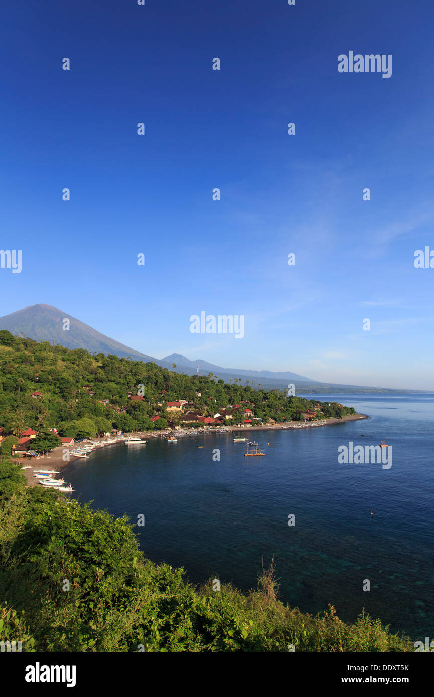L'INDONÉSIE, Bali, à l'Est de Bali, Amed, Village d'Amed et volcan Gunung Agung Banque D'Images