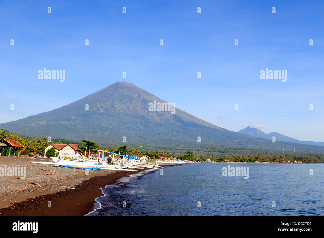 L'INDONÉSIE, Bali, à l'Est de Bali, Amed, plage et vue sur le volcan Gunung Agung Banque D'Images