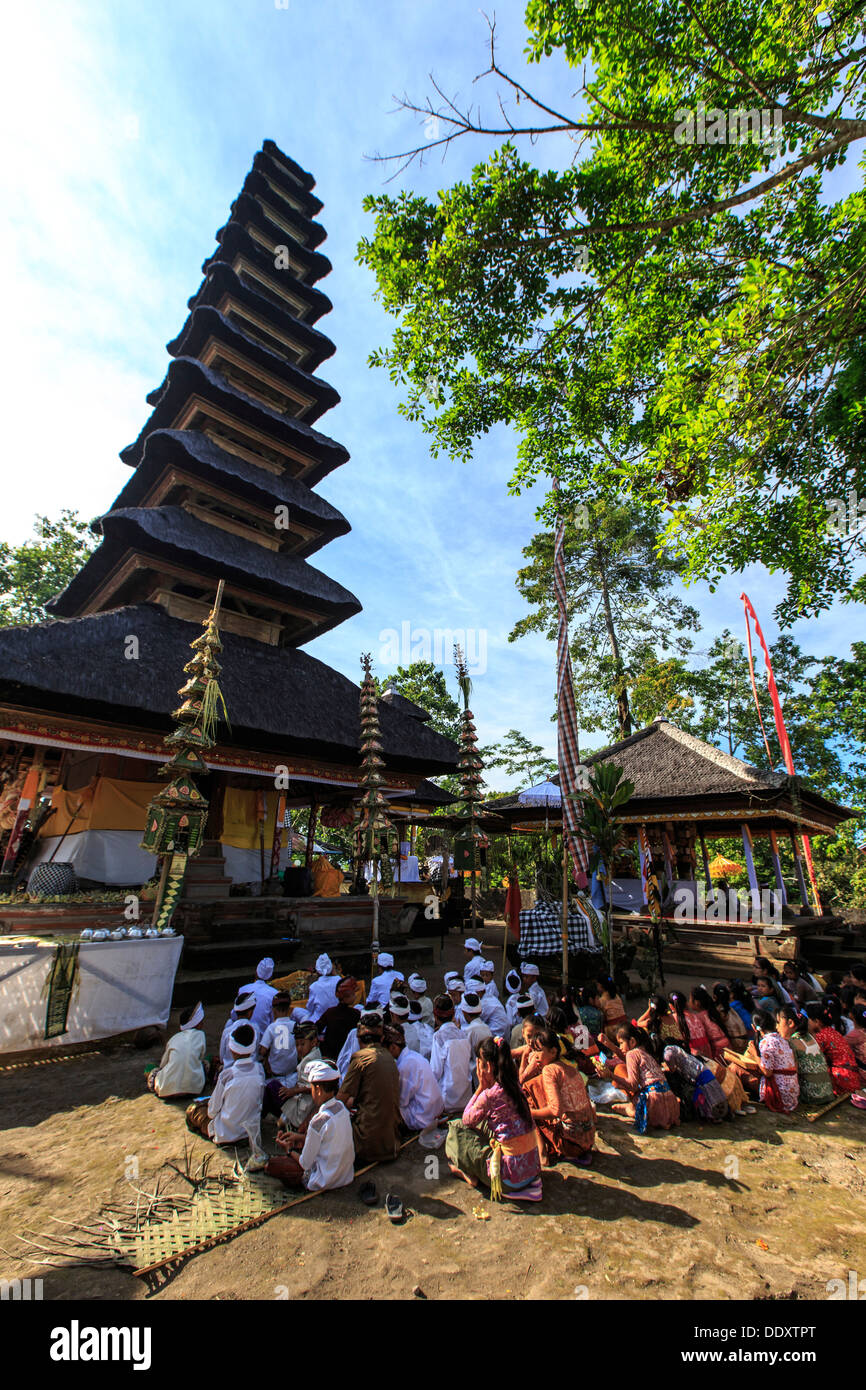 L'INDONÉSIE, Bali, Sidemen, Pura Bukit Tageh temple, les gens présents à celebration Banque D'Images