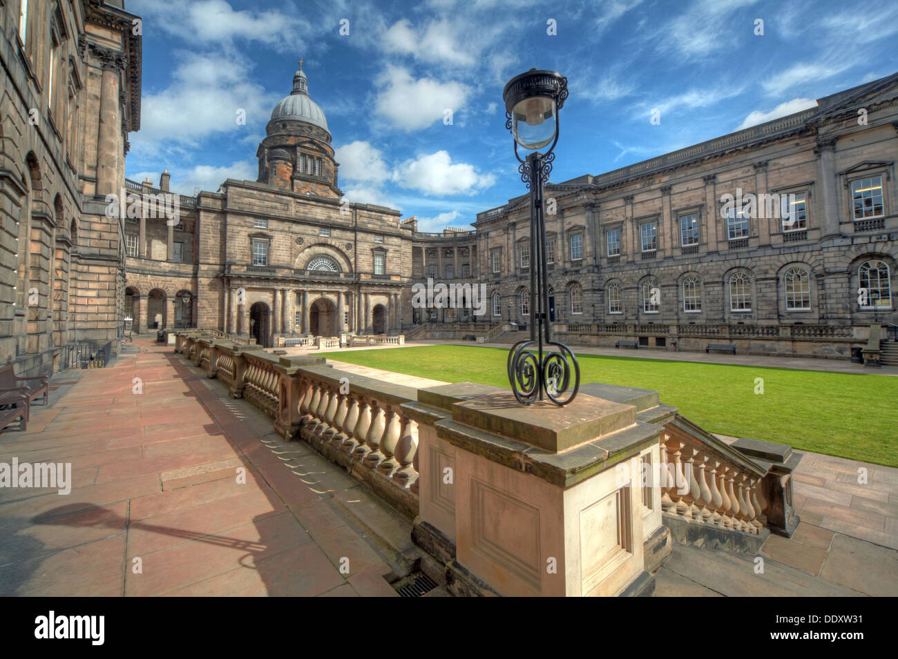 Vue ensoleillée grand angle de la cour à Old South College, Université d'Édimbourg, South Bridge, Édimbourg EH8 9YL, Écosse, ROYAUME-UNI. Banque D'Images