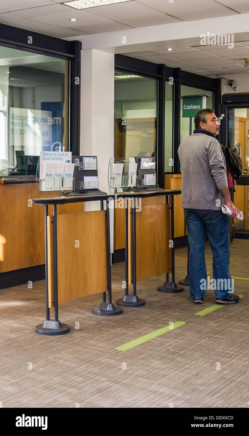 Aberystwyth, UK. Sep 9, 2013. Une succursale de la Banque d'épargne de la BST (fiduciaire), le premier jour de sa nouvelle incarnation, après avoir été séparée de sa société mère LloydsTSB comme condition de l'opération de renflouement. Terrasse Road, Aberystwyth Wales UK, le 9 septembre 2013 Crédit photo : Keith morris/Alamy Live News Banque D'Images