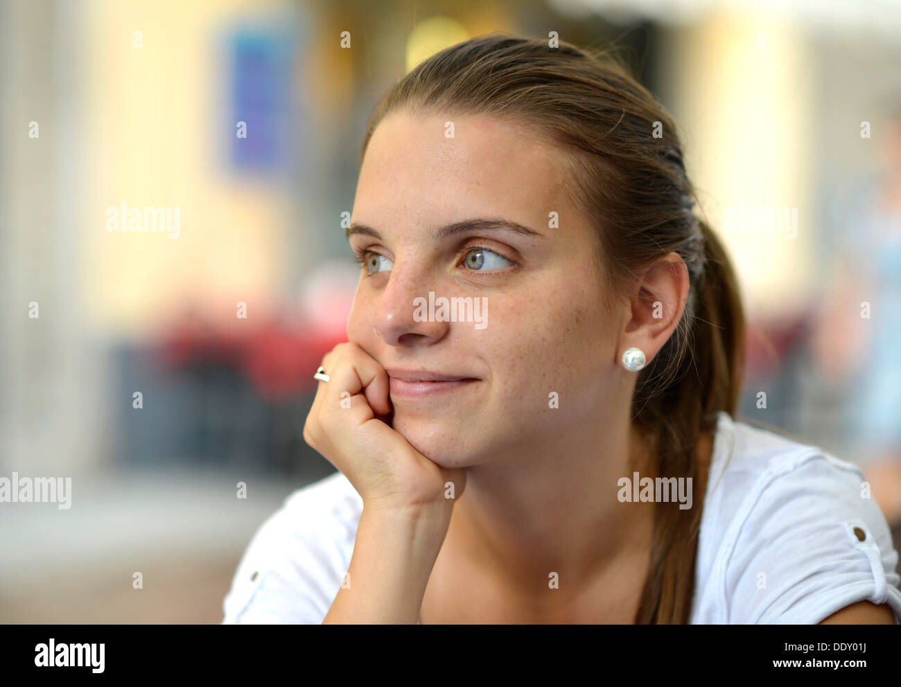 Pensive young woman, portrait Banque D'Images