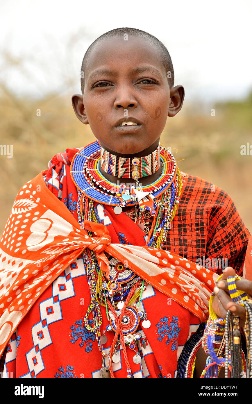 Masaï portant des costumes traditionnels Banque D'Images