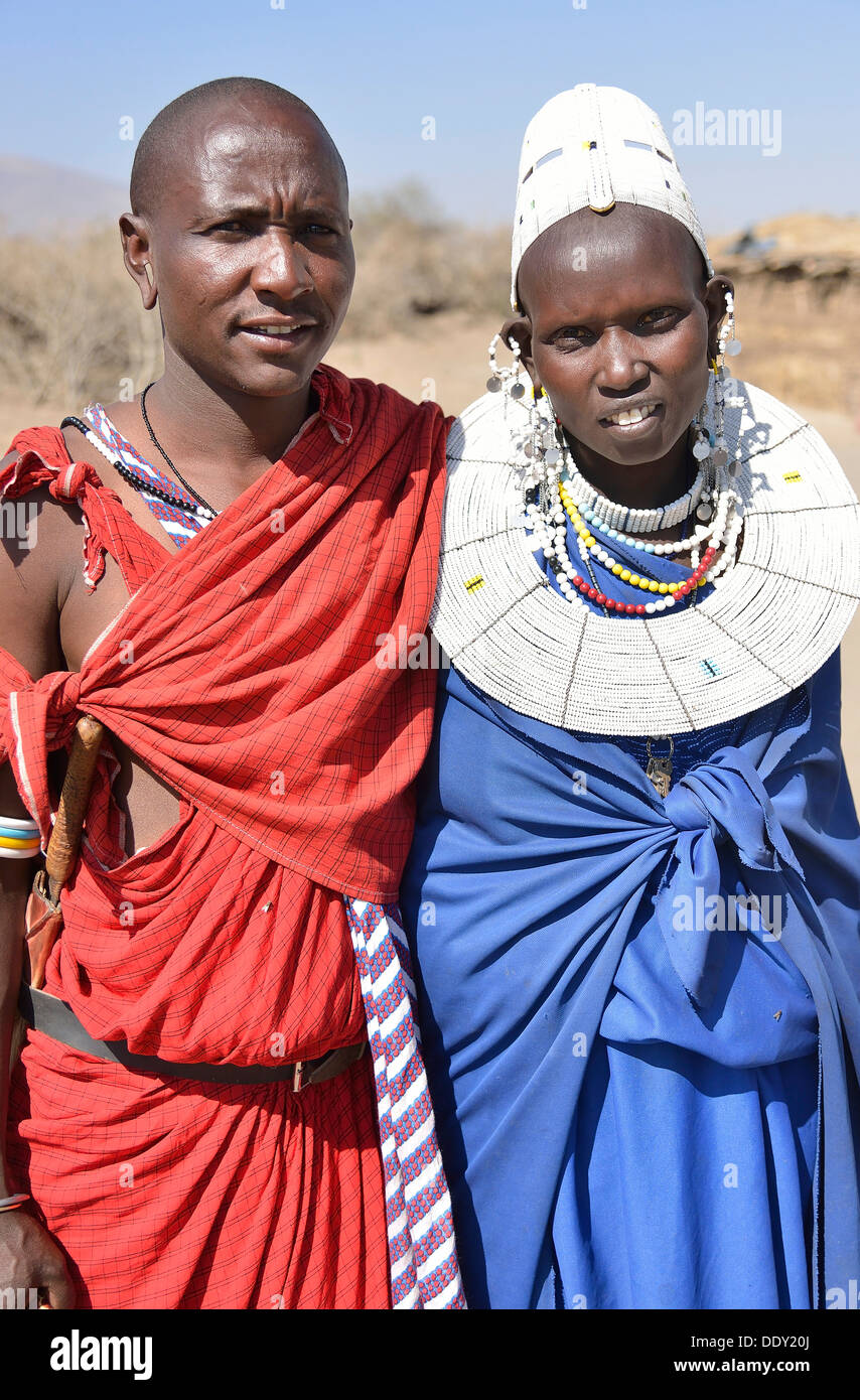 Homme massaï et une femme en costume traditionnel Banque D'Images