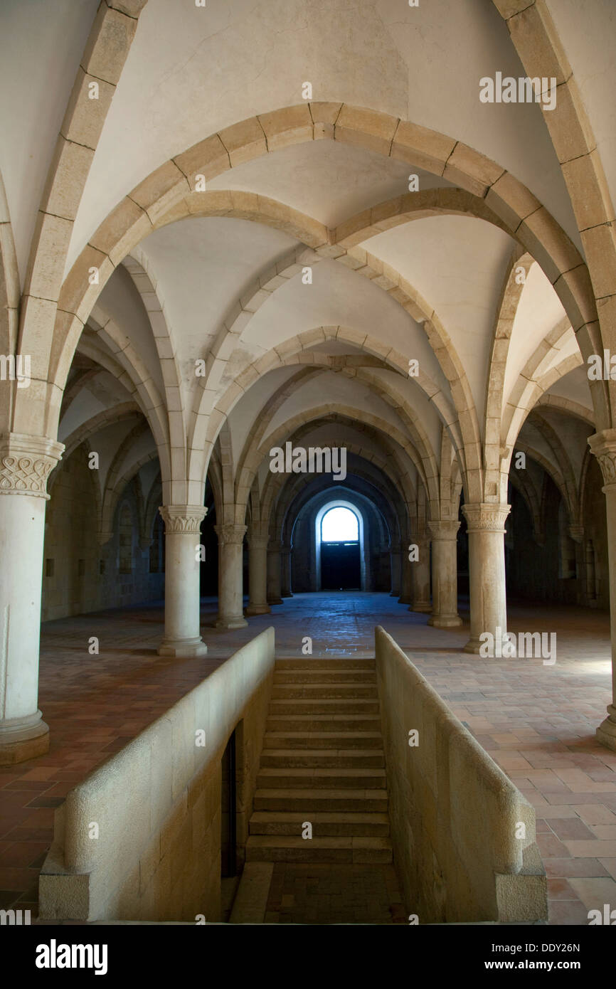 La salle des moines aux étapes et voûte gothique, Monastère de Alcobaça, Alcobaça, Portugal, 2009. Artiste : Samuel Magal Banque D'Images