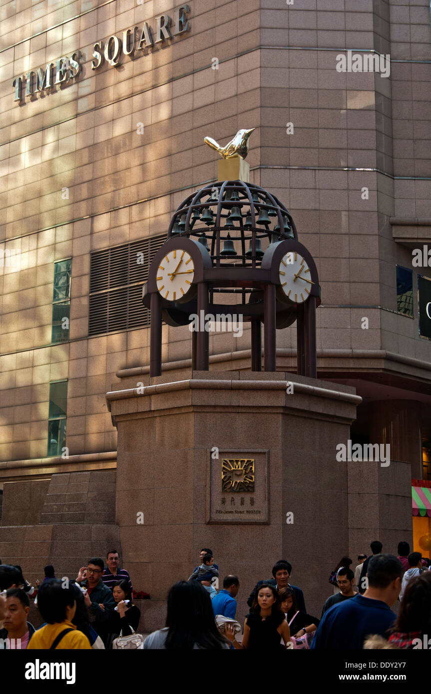 Uhrturm vor dem Time Square Einkaufszentrum Banque D'Images