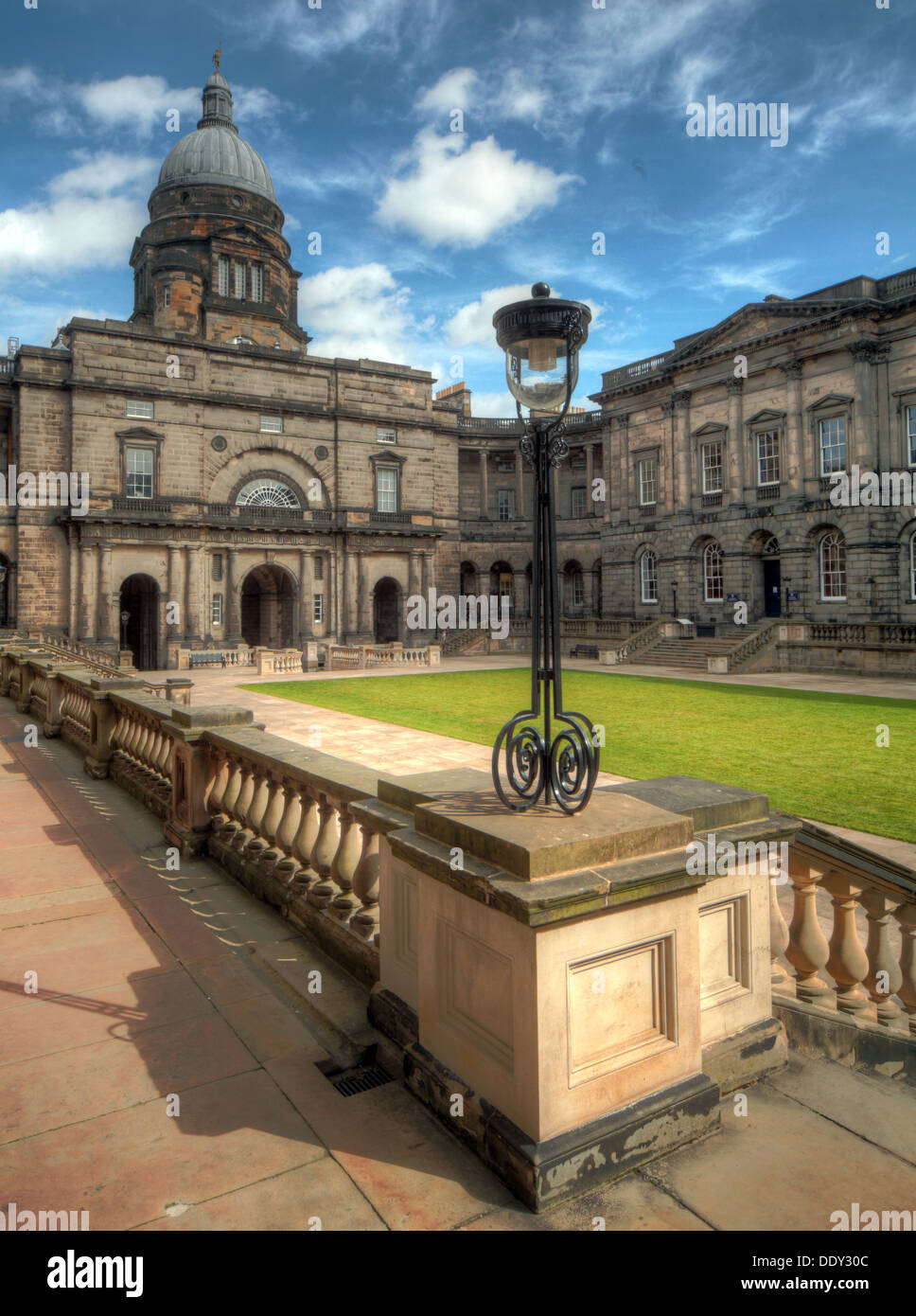 L'Université d'Édimbourg en Écosse Lothian South College UK Vue large avec Dome Banque D'Images