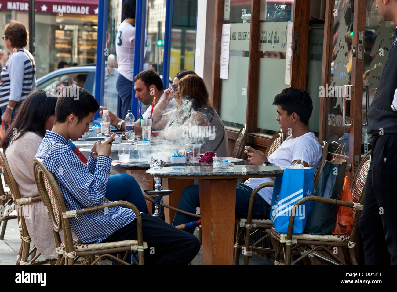 Les gens qui fument la chicha Tuyaux, café libanais, Knightsbridge, Londres, Angleterre Banque D'Images