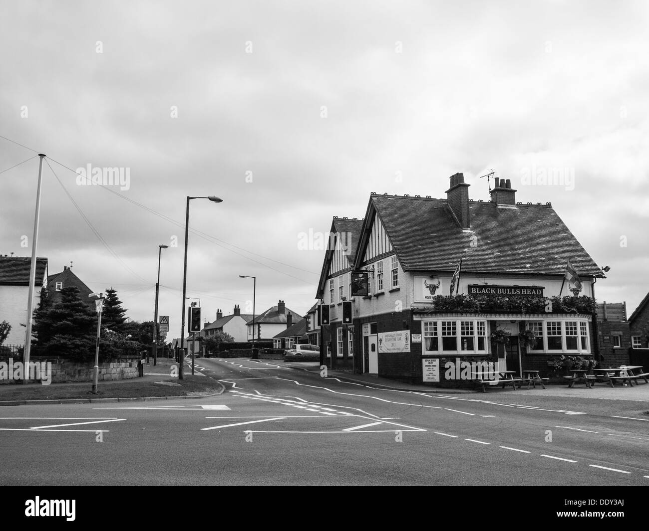 Photo en noir et blanc d'un pub appelé la tête de taureaux à Belper, Derbyshire, Royaume-Uni, UK. Banque D'Images