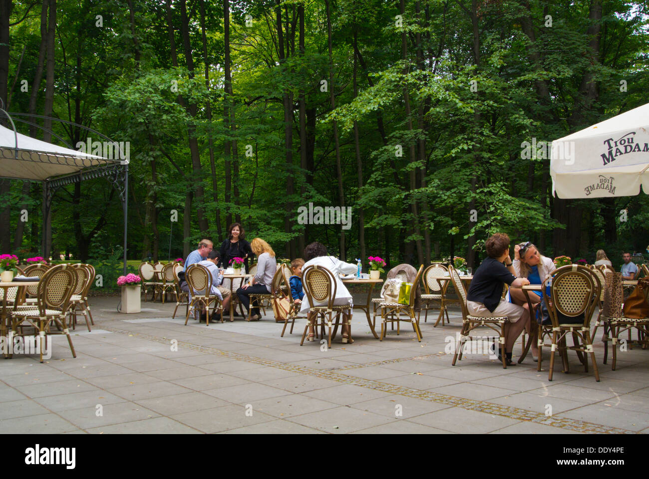 Terrasse de café dans le parc Lazienki Park Lazienkowski Varsovie Pologne Europe district Ujazdow Banque D'Images