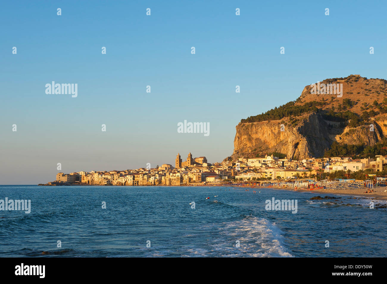 Plage et du centre-ville historique de Cefalù dans la lumière du soir Banque D'Images