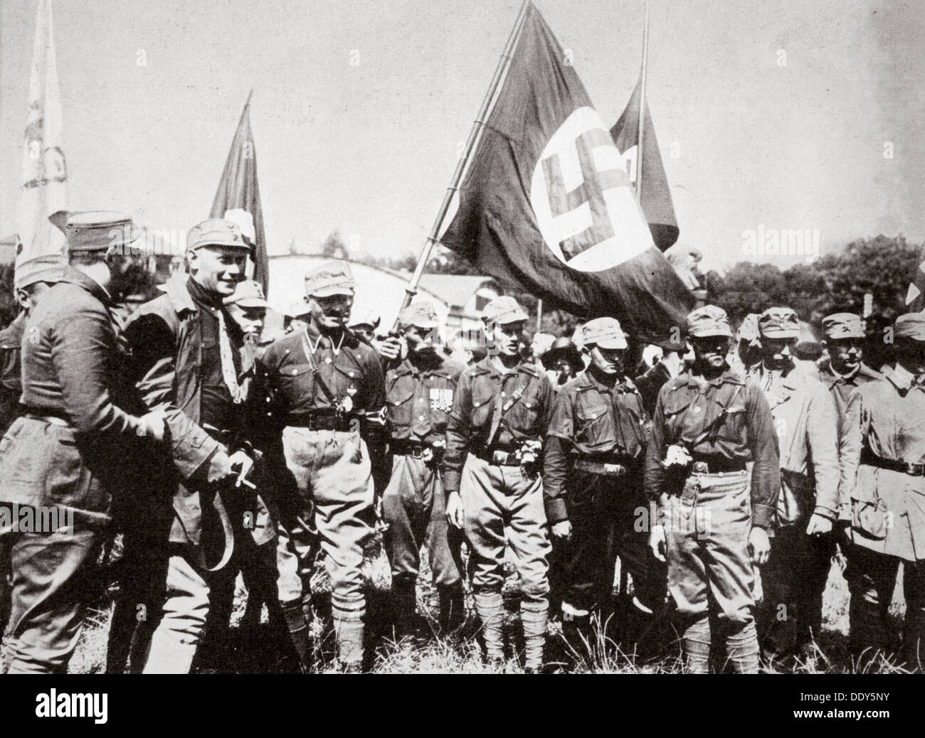 Adolf Hitler et les membres de l'AS de la Weimar rallyes, l'Allemagne, 3e et 4e juillet 1926. Artiste : Inconnu Banque D'Images