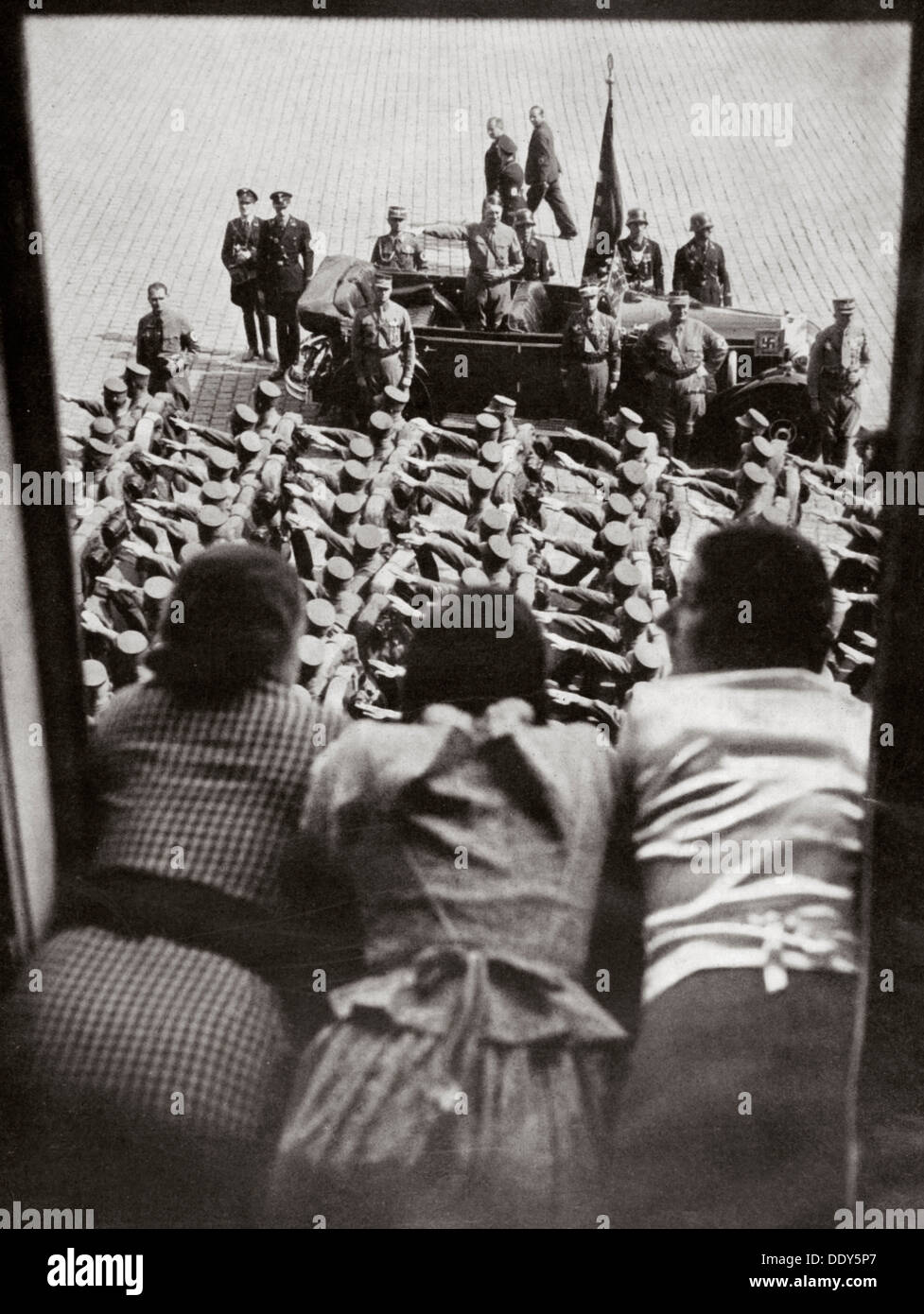 Trois jeunes filles de regarder le défilé traditionnel de sa stormtroopers, Nuremberg, Allemagne, c1923-1938. Artiste : Inconnu Banque D'Images